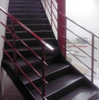 Лестница металлическая сплошная на второй этаж, с перилами (артикул-МЛ30)
